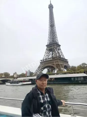 大爷素颜巴黎照片